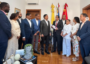 Comisión diputados junto al embajador Víctor Suarez en el Vaticano